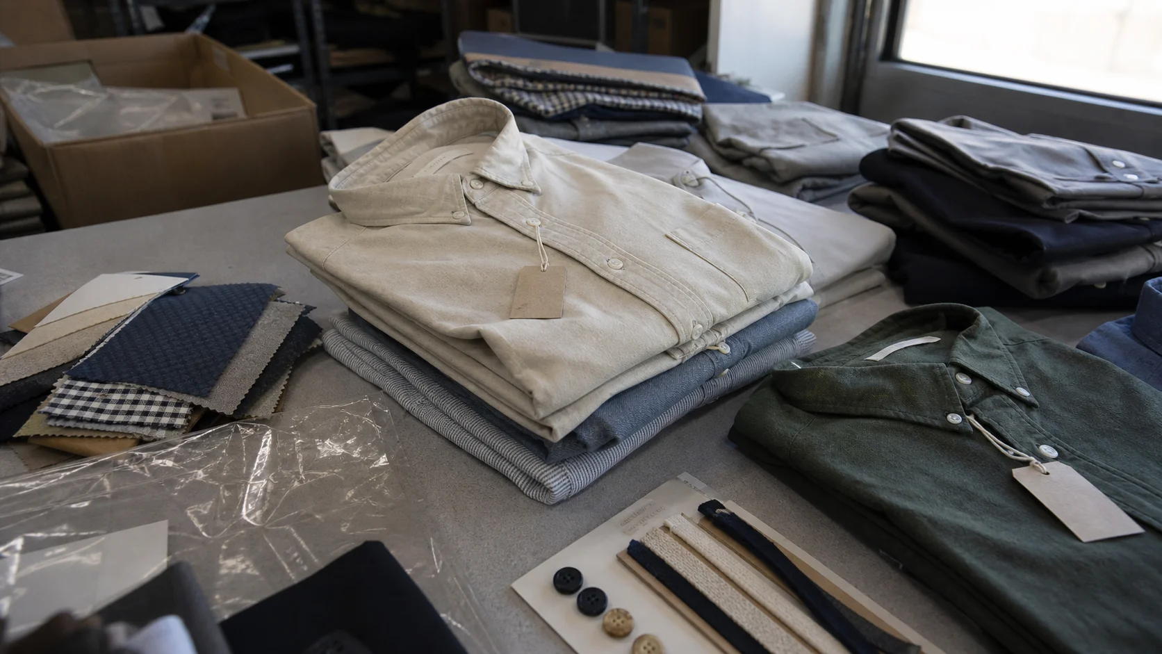 OEM Woven Shirts with Hang Tags: Corporate Gifting MOQ